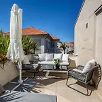 Schickes Und Modernes Maisonette Im Stadtzentrum By Interhome サントロペ